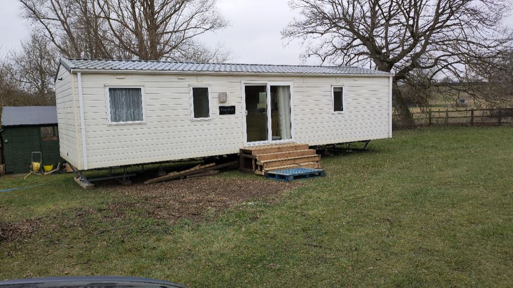 Стационарный караван (mobile home) — типичное жильё сезонного работника на ферме в Великобритании